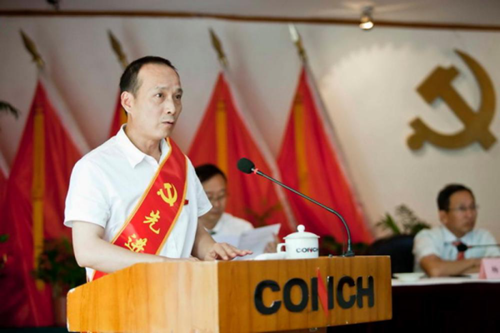 擔任黨支部書記期間，洪文生結(jié)合部門特點，提出“鐵路抓安全，黨員走在前”口號，讓黨員身邊無違紀，黨員保班組等具體活動得到落實。為落實工廠、部門制定的“兩學(xué)一做”等黨建計劃任務(wù)，洪文生在定期組織召開支部大會的基礎(chǔ)上，以各運行班為單位，利用班中作業(yè)間隙時間組織班中黨員進行小組學(xué)習(xí)交流、義務(wù)勞動等黨員活動，保證了全體黨員的學(xué)習(xí)實效。