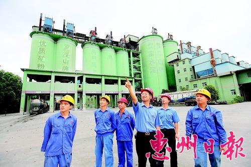     羅浮山水泥集團(tuán)有限公司董事長吳國 強（中）與員工一起研究企業(yè)課題。
    本報記者鐘暢新 攝
