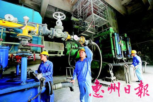 工人在生產(chǎn)車間維護(hù)保養(yǎng)機(jī)器設(shè)備。 本報記者鐘暢新 攝
