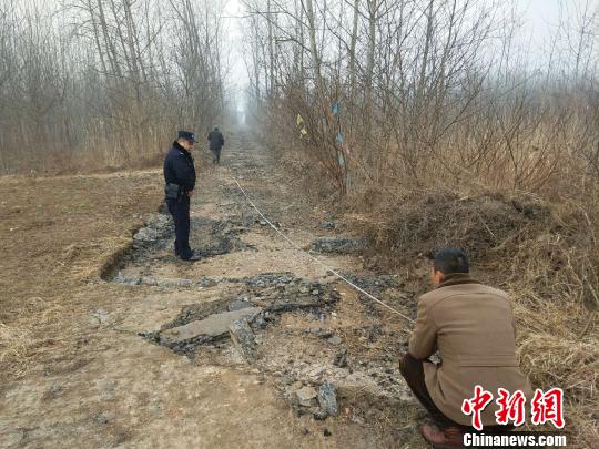 警方正在對被盜路面進勘測。警方供圖