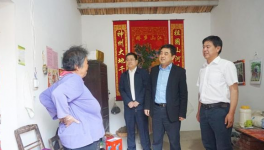 集團(tuán)副總經(jīng)理、水泥股份黨委書記王建超到江老家村、元圩村扶貧慰問