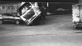 水泥攪拌車(chē)傾倒后壓扁兩輛車(chē)，3人死亡