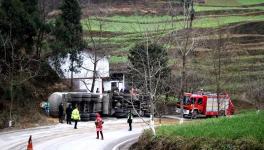 痛心！30噸水泥罐車側(cè)翻 2人死亡！