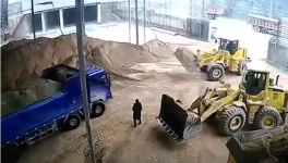 太慘了！直接把人鏟到了喂料倉里了！