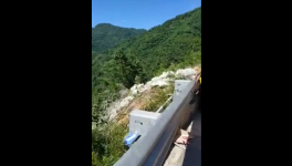 水泥跨區(qū)域銷售，水泥車翻下河壩發(fā)生事故！