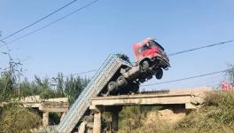 水泥熟料車壓塌公路橋！