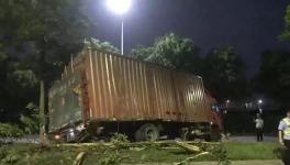 水泥運輸車司機被困！緊急救援中... ...