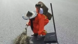 淚奔！底層水泥人曝光！領(lǐng)著800年不變的工資！