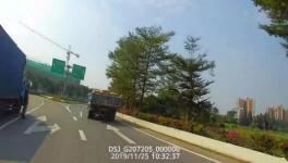 屢禁不止！又一水泥貨車(chē)側(cè)翻！