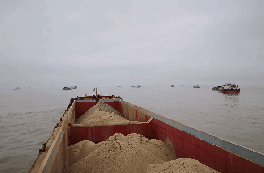 千艘萬(wàn)噸船瘋狂入海，上千萬(wàn)噸海砂流入內(nèi)陸！