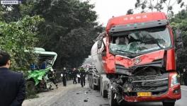 散裝水泥車追尾公交車致16人受傷！