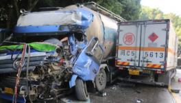 慘烈！滿載20噸水泥罐車與液化氣瓶貨車迎面相撞 ！