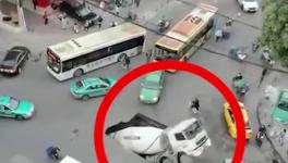 突發(fā)！路面塌陷，水泥罐車墜入大坑！