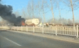 危險！散裝水泥車起火燃燒，大火吞噬車頭（附視頻）