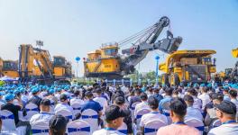 下線！交付！發(fā)車！徐工頂級“巨無霸”三箭齊發(fā)！